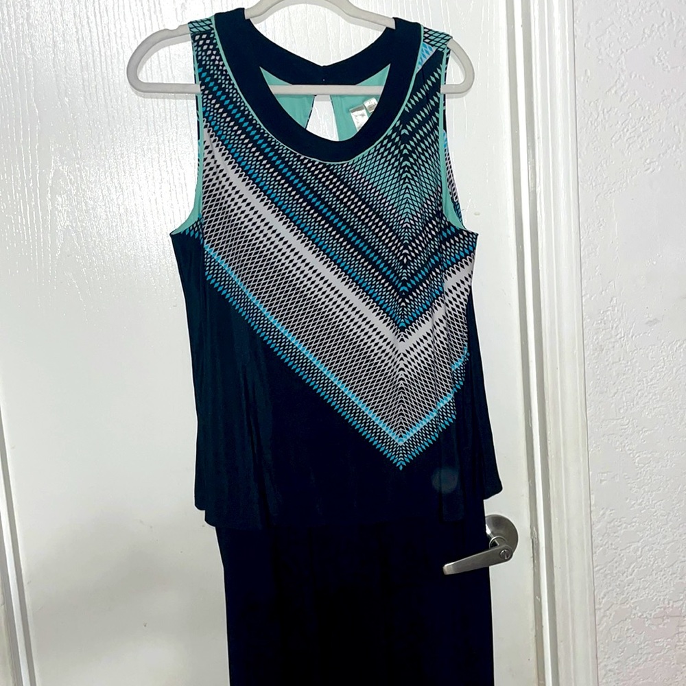 Beautiful jumpsuit no pockets or zipper just to bottom in the back